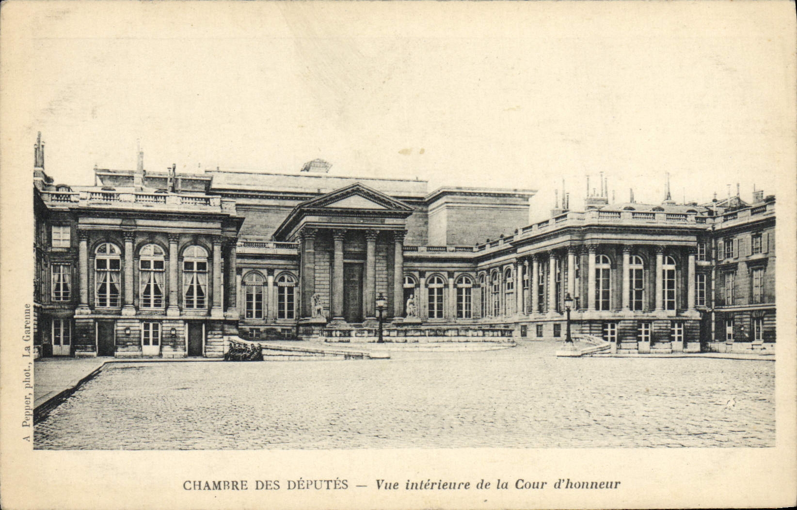 VINTAGE POSTCARD House of Commons Seen Interior Of the Court Dhonneur Paris