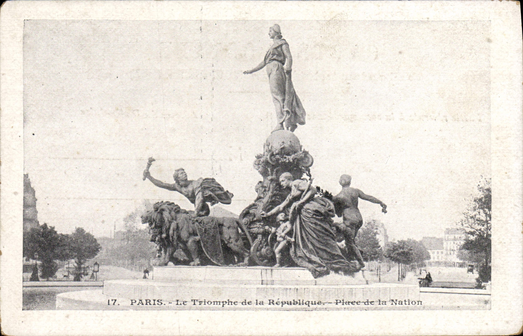 CPA Paris Le Triomphe de la Republique Place de la Nation