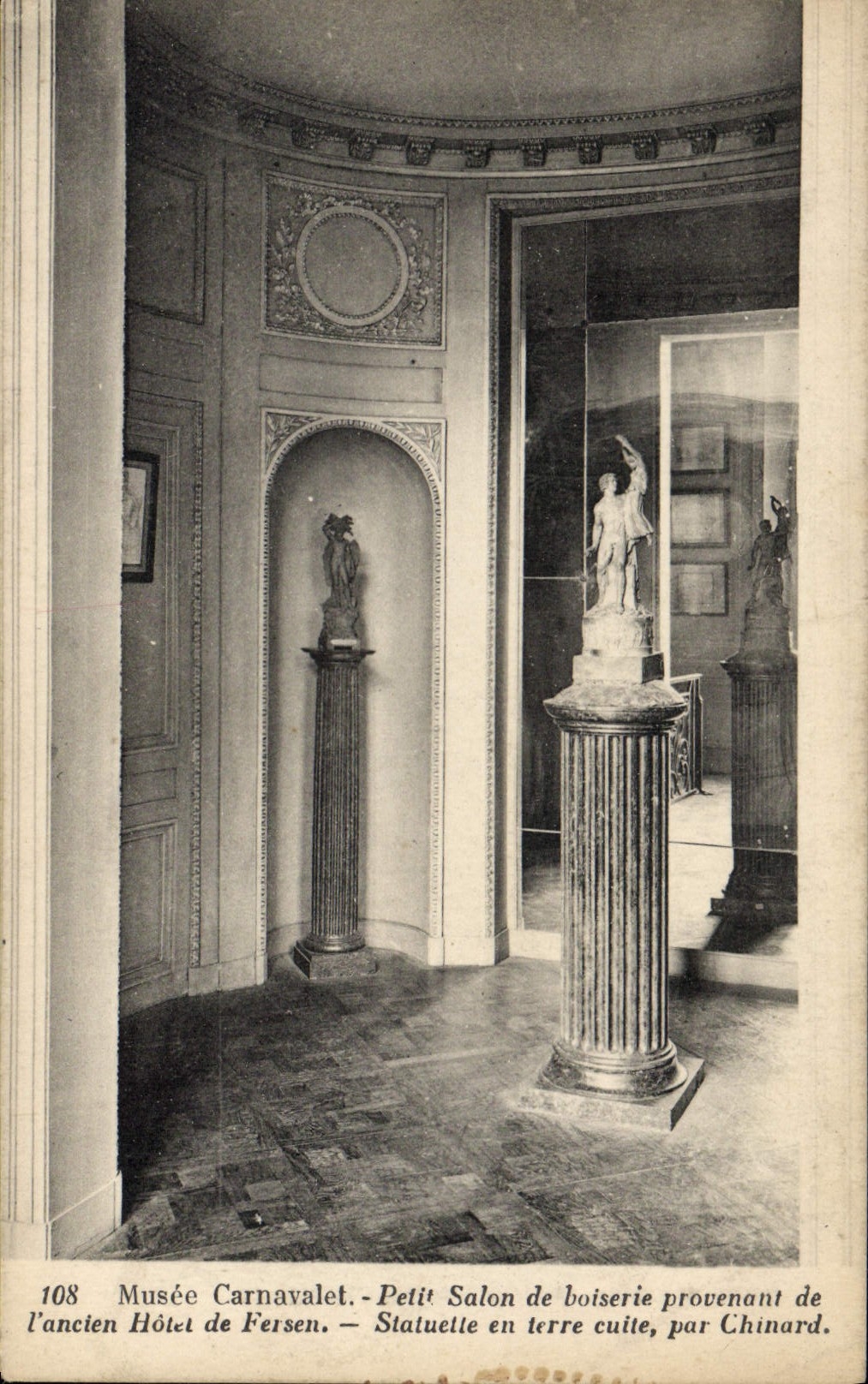 CPA Paris Musee Carnavalet Petit salon de boiserie provenant de l'ancien hotel de Fersen Statuette en terre cuite