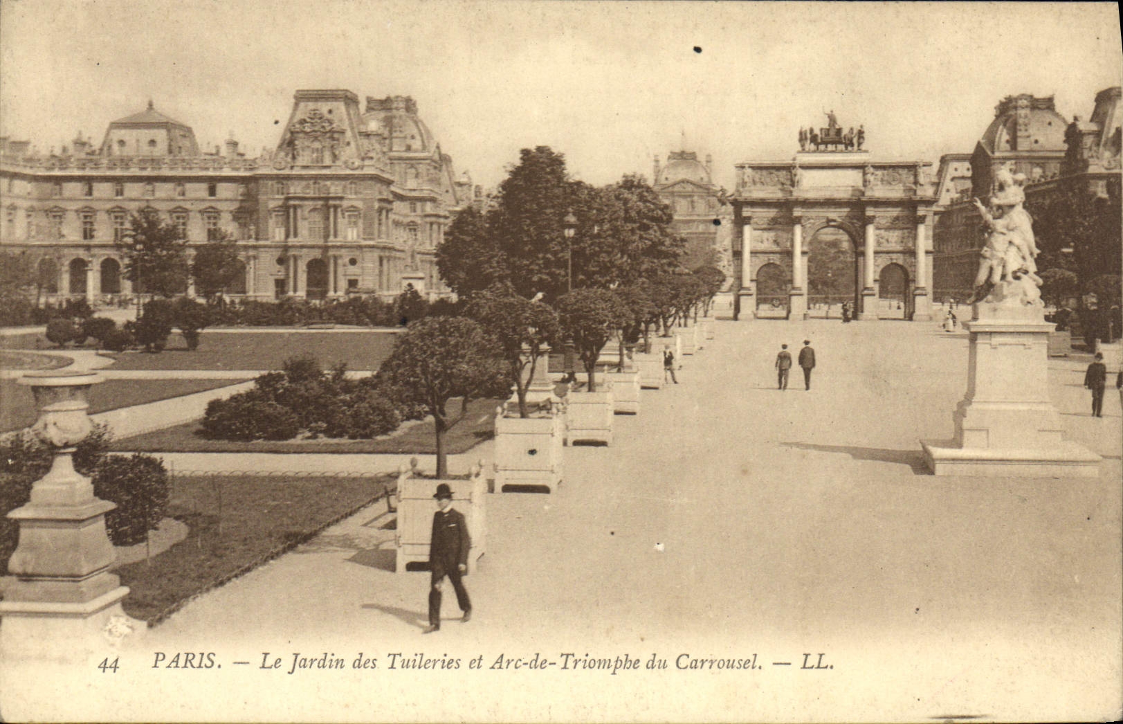 CPA Paris Le Jardin des Tuileries et Arc de Triomphe du Carrousel