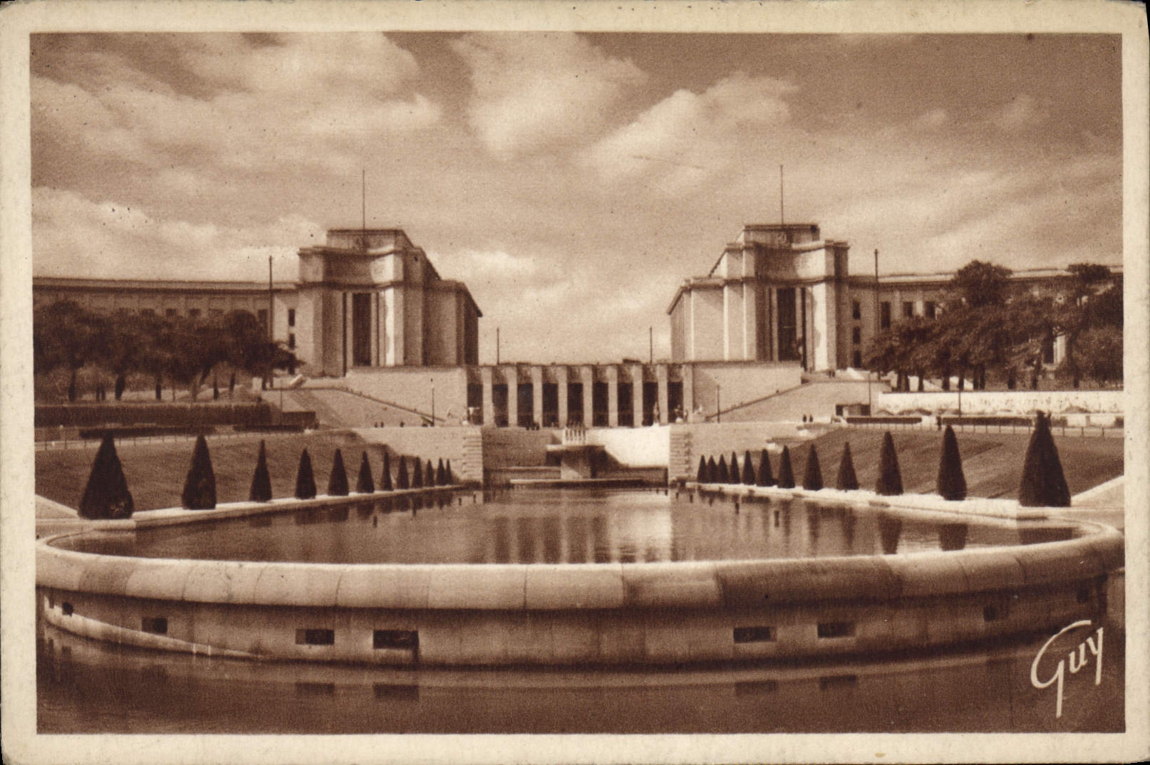 VINTAGE POSTCARD Paris the palate of Chaillot seen of the gardens