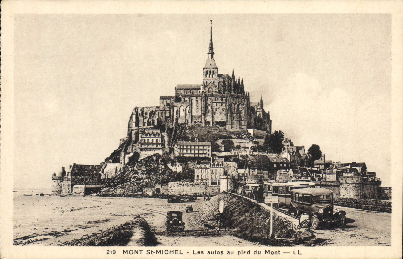 CPA Le Mont St Michel Les Autos au Pied du Mont Automobile