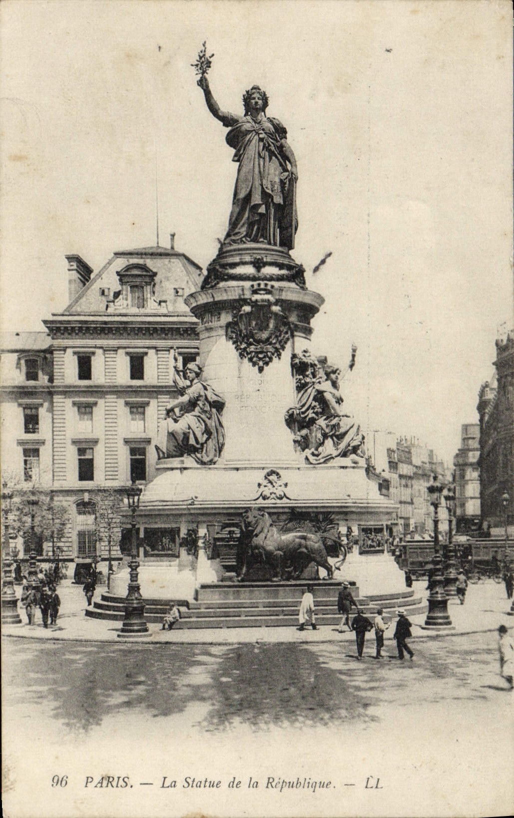 CPA Paris La Statue de la Republique Lion