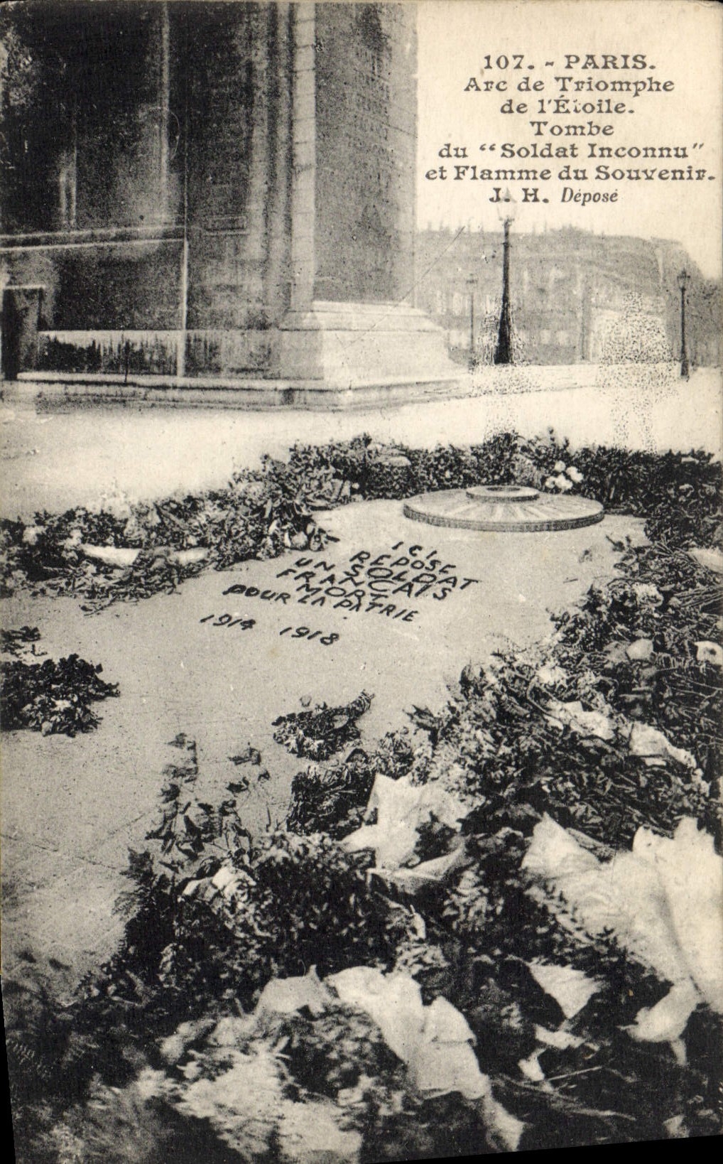 POSTAL París de la VENDIMIA Arc de Triomphe Etoile de la tumba del soldado desconocido y de la llama de la memoria de Militaria