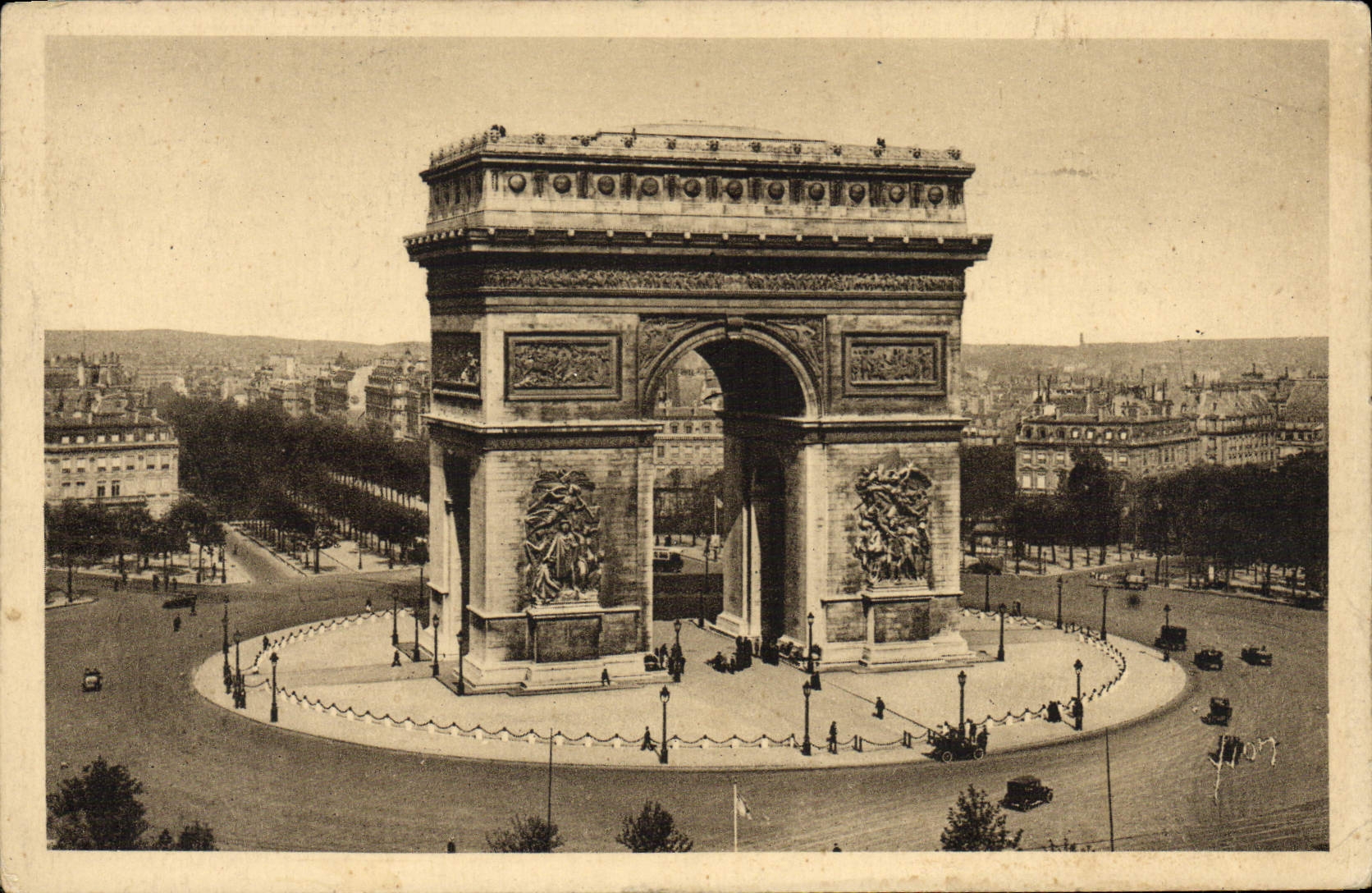 CPA Paris L'Arc de Triomphe et la Place de L'Etoile