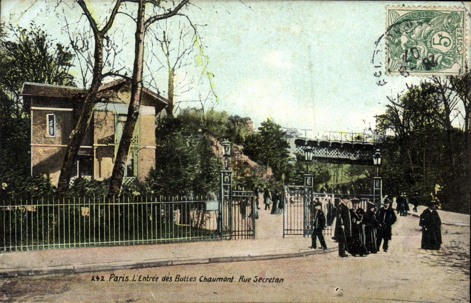 CPA Paris L'Entree des Buttes Chaumont Rue Secretan