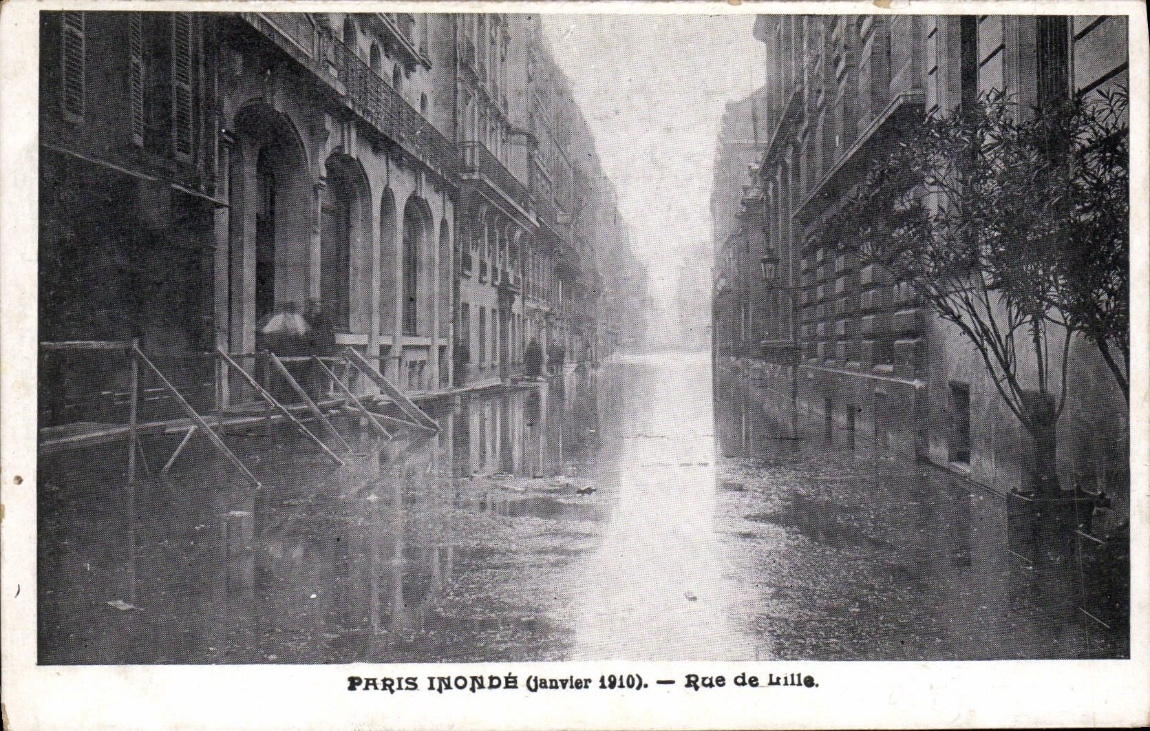 CPA Paris inonde Rue de Lille