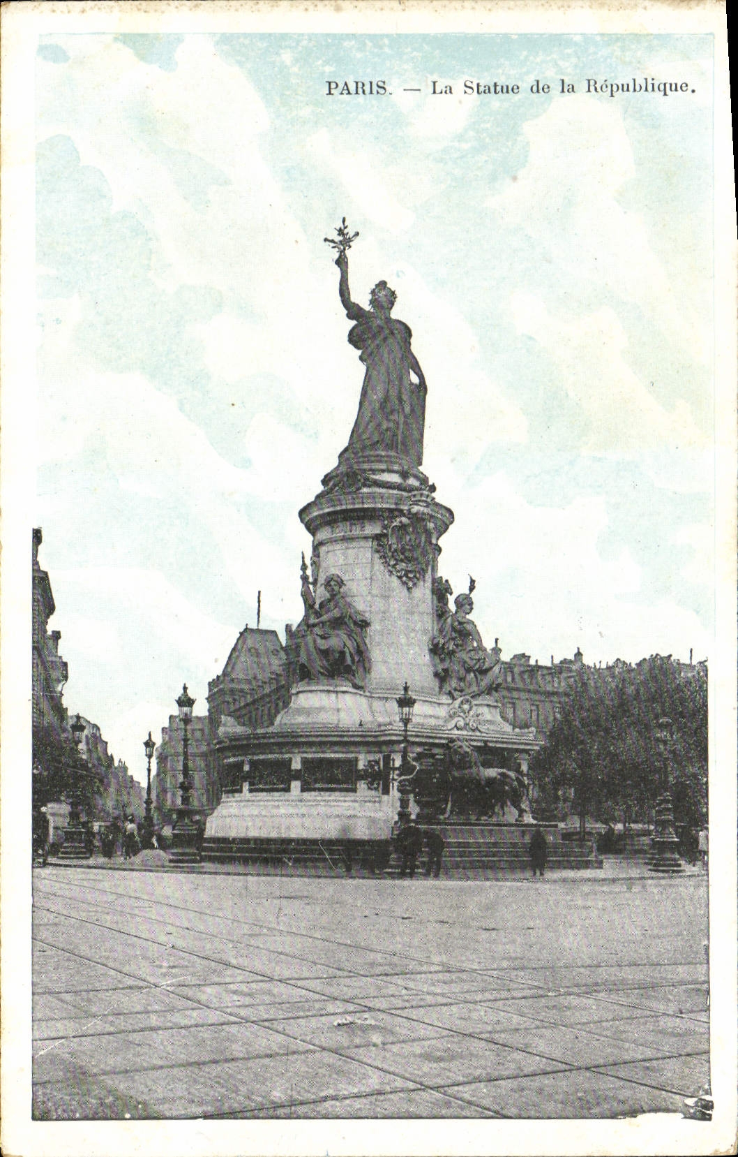 CPA Paris La Statue de la Republique Lion