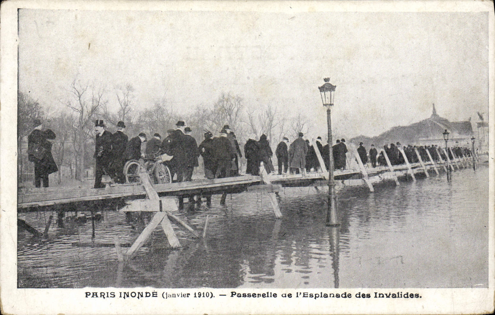 VINTAGE POSTCARD Paris Floods Footbridge of the Esplanade of the Invalids
