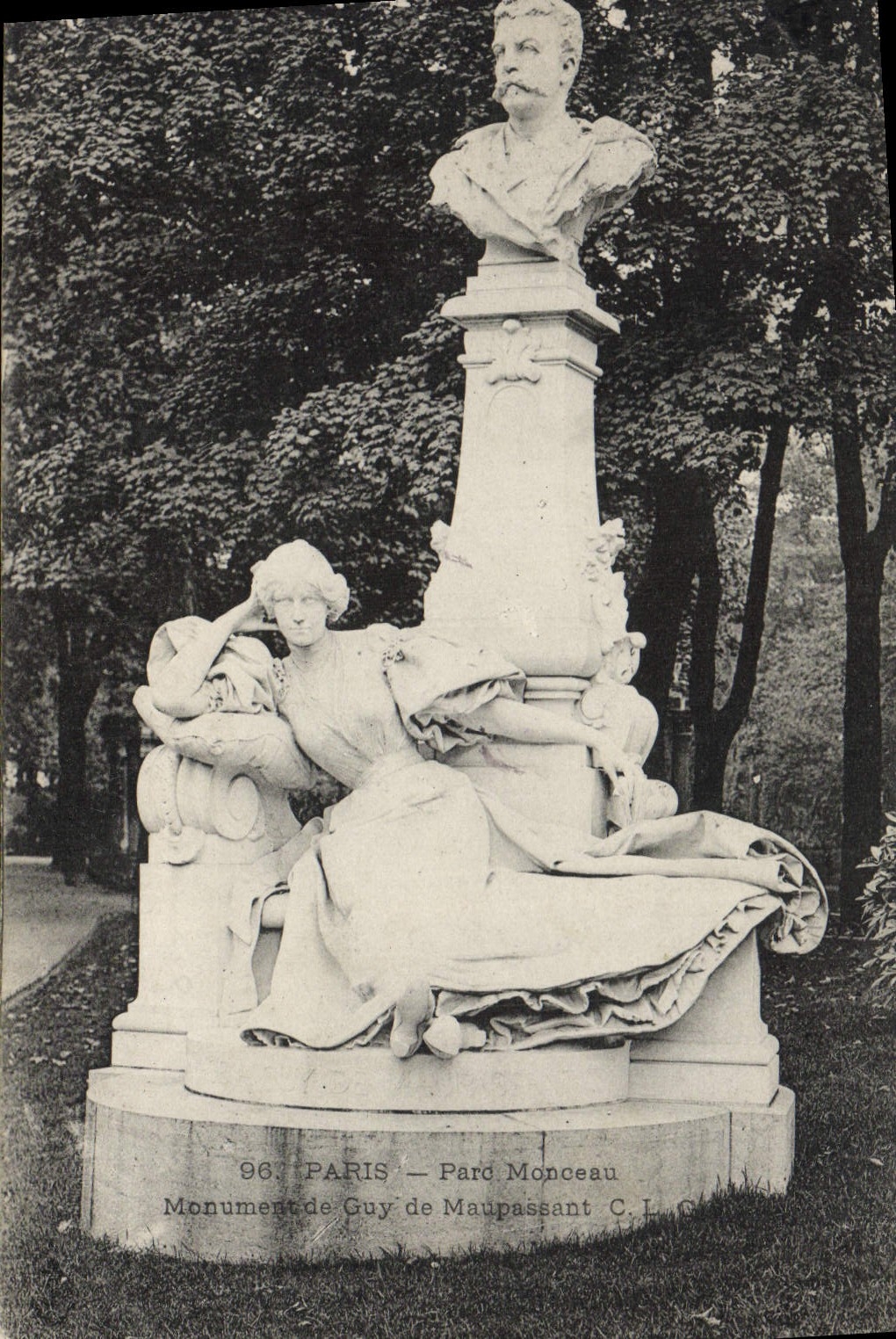 CPA Paris Parc Monceau Monument de Guy de Maupassant
