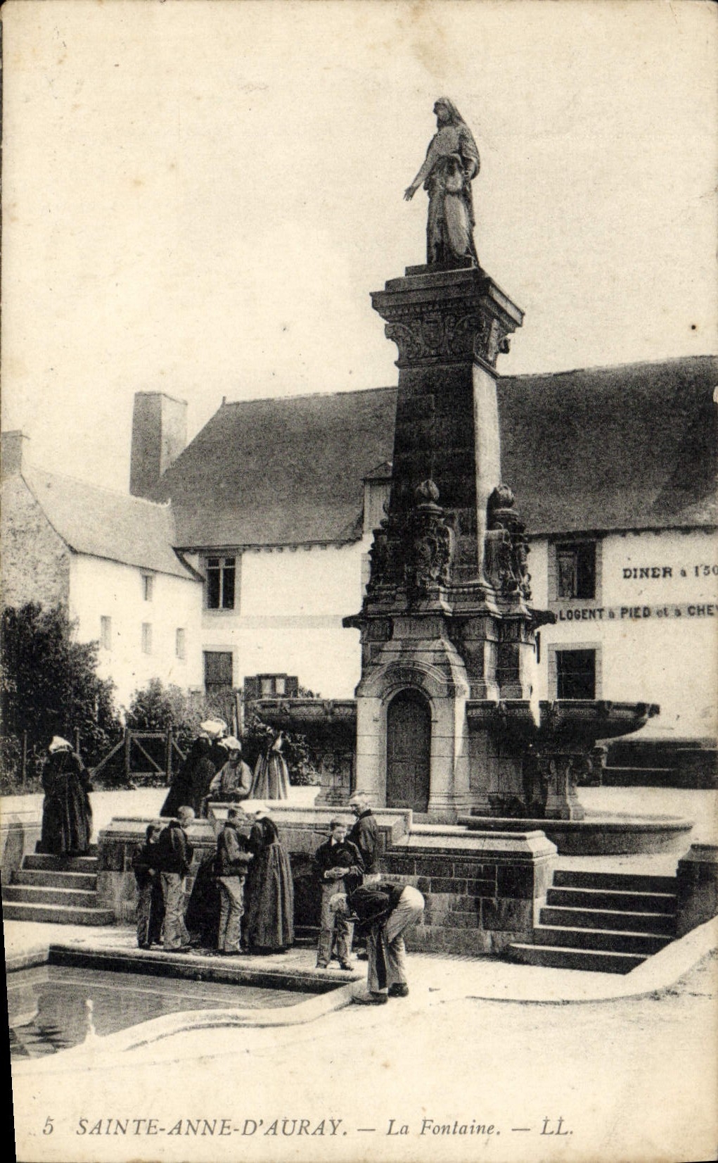 VINTAGE POSTCARD Sainte Anne D' Auray the Fountain Folklore Women - children