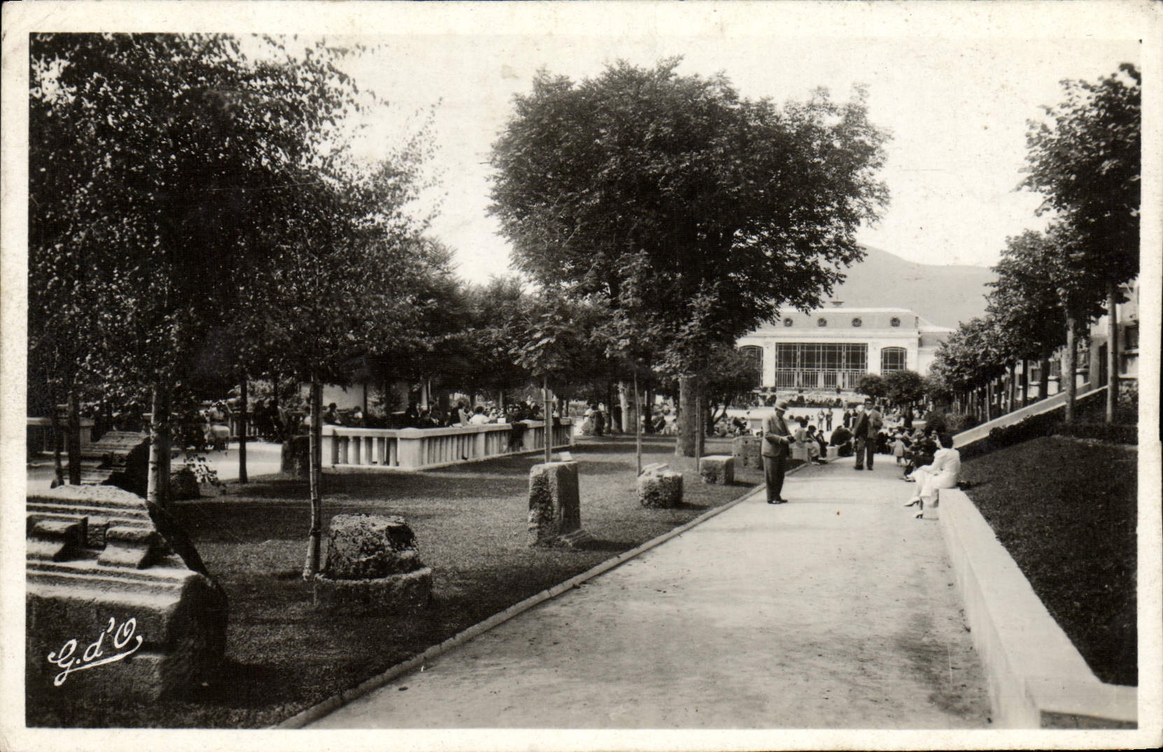 VINTAGE POSTCARD the Mount Gilds Park of the Casino