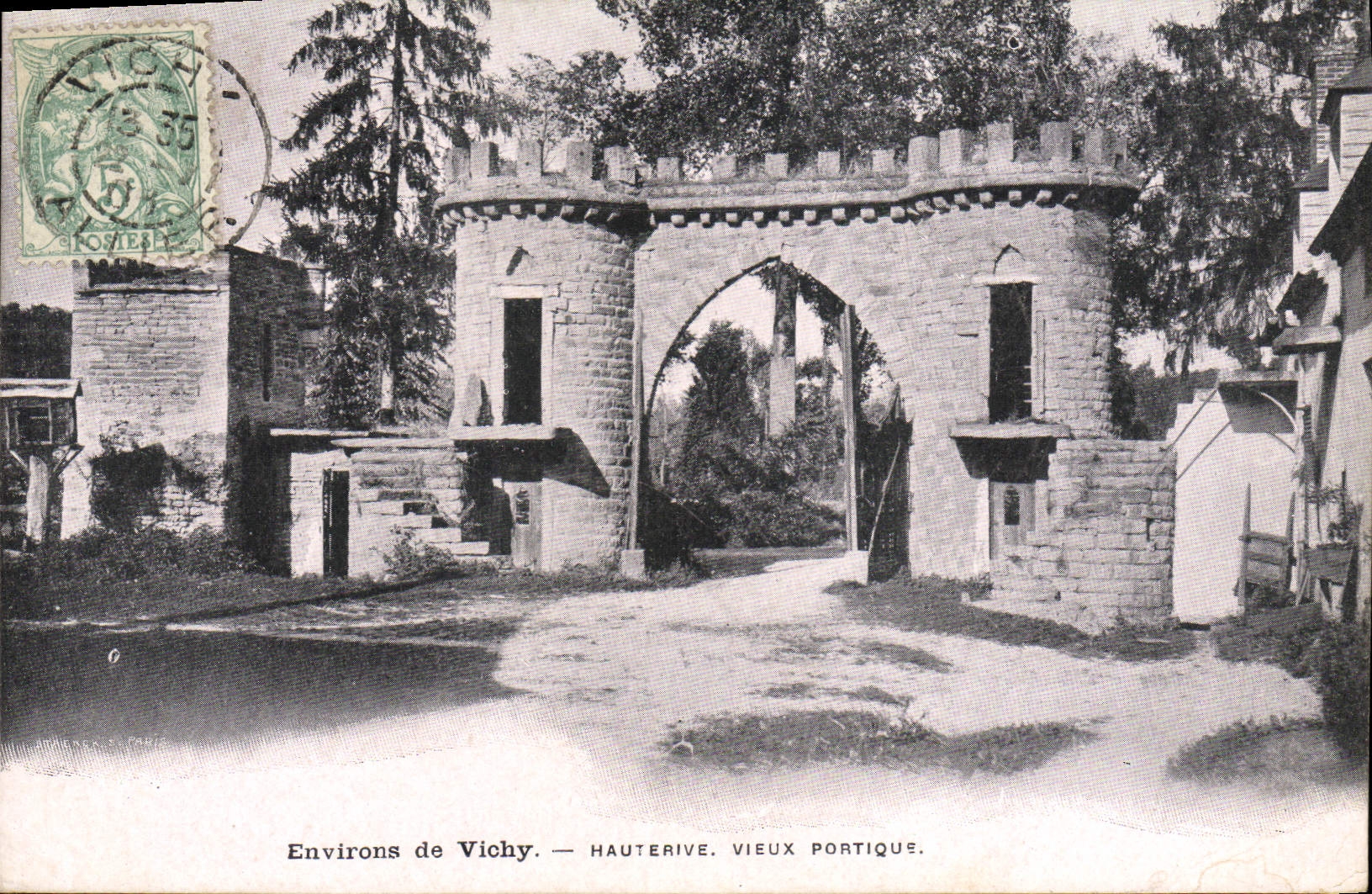 CPA Environs de Vichy Hauterive Vieux portique