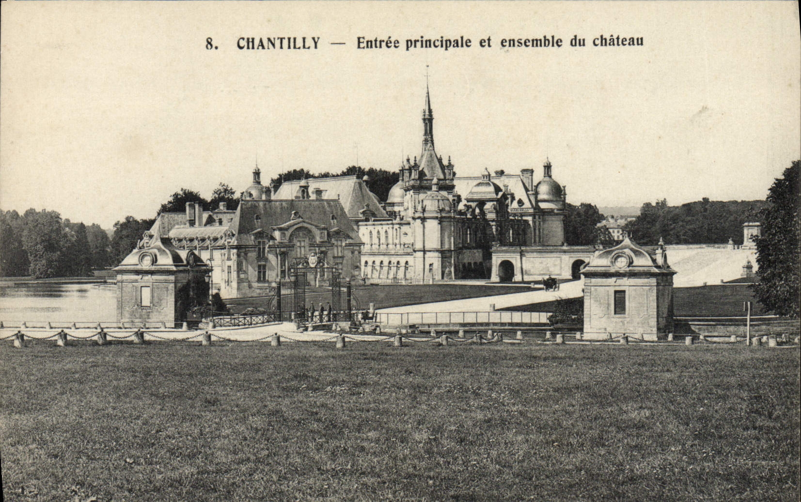 CPA Chantilly Entree Principale et Ensemble Du Chateau