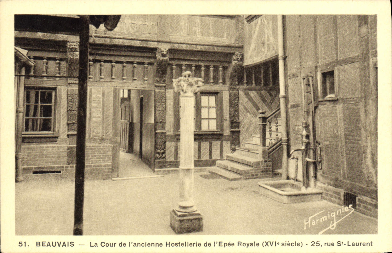 CPA Beauvais La Cour l'ancienne Hostellerie de l'epee royale Rue St Laurent