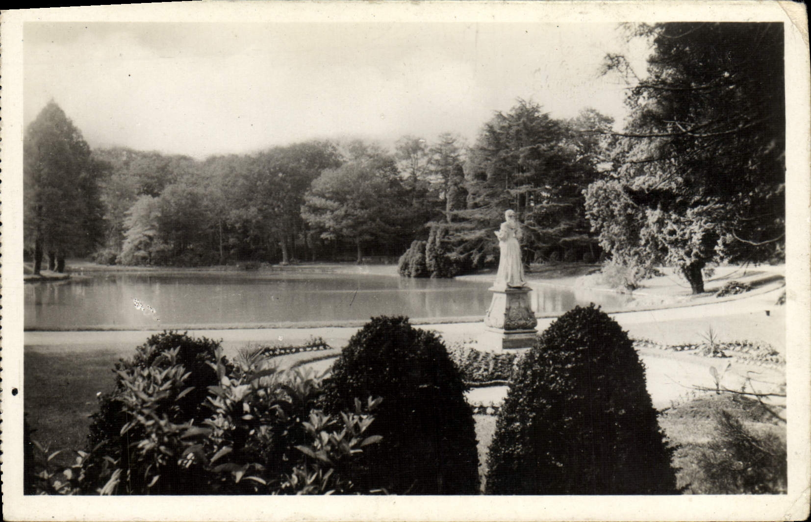 CPA Vitre Jardin des plantes Statue de Madame de Sevignee