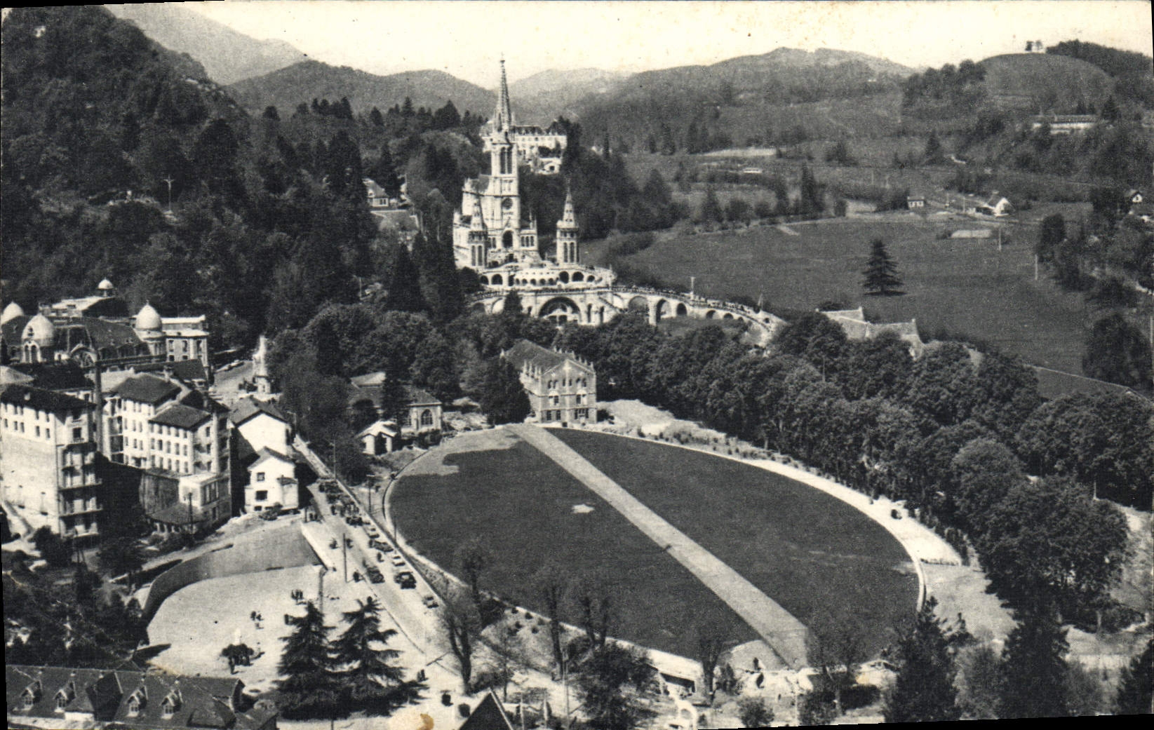 VINTAGE POSTCARD Heavy the Basilica and the underground Church Saint Pie X