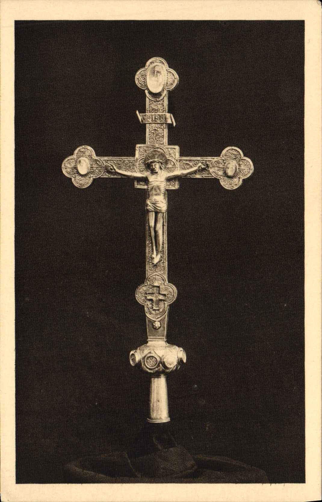 CPA Sanctuaire de Notre Dame de Behuard Belle Croix de procession en argent repousse