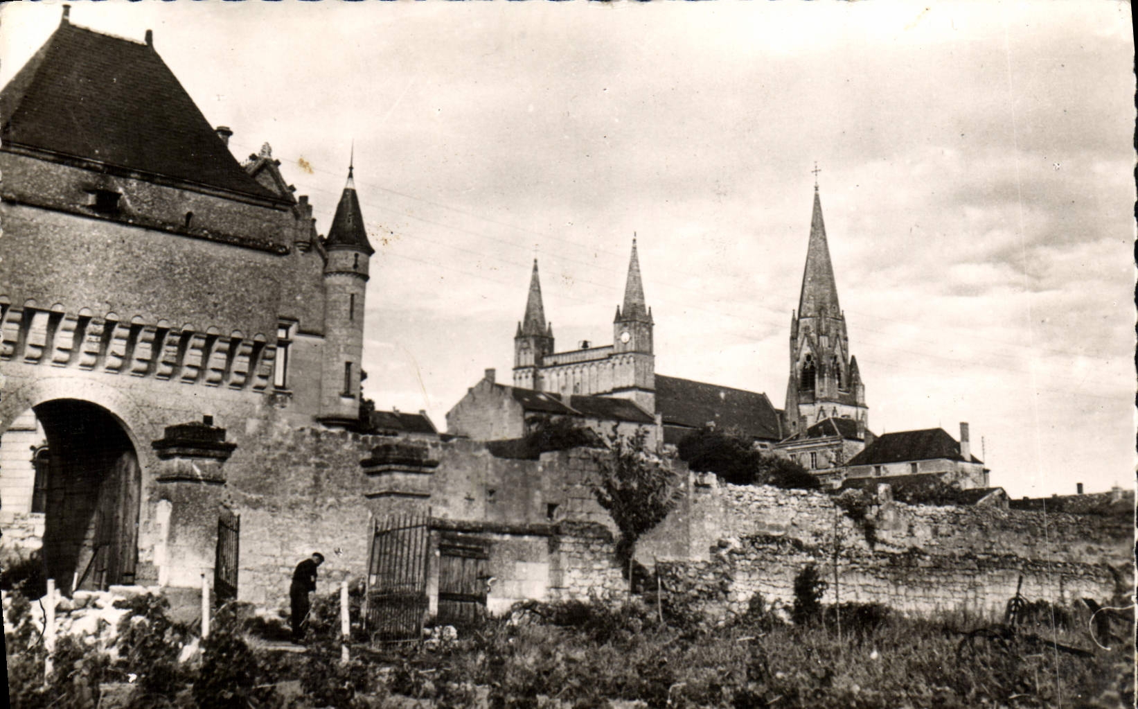 CPM Le Puy Notre Dame Restes des remparts Sanctuaire marital Relique dite Ceinture de la Vierge Pelerinage