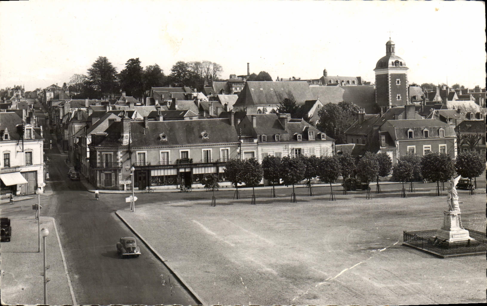 CPM Chateau de Loir Place de l'Hotel de Ville et l'Eglise