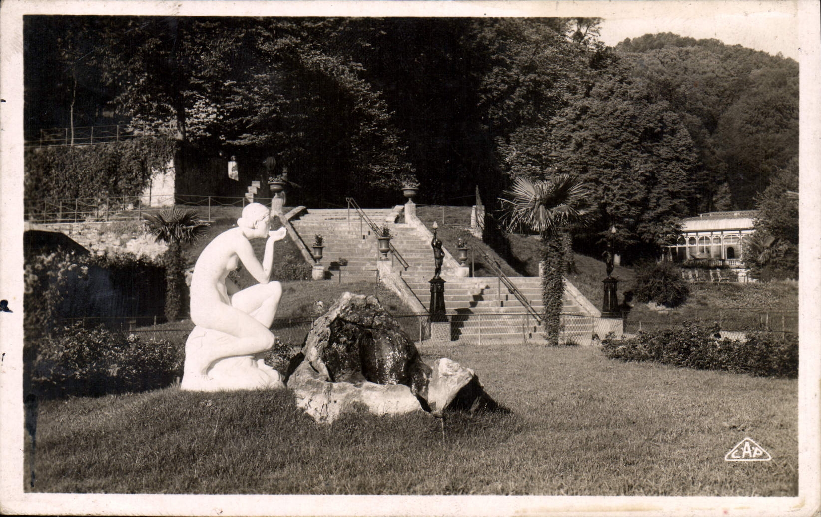 CPM Bagneres de Bigorre Rond point des Thermes La Jouvence Les escaliers et au fond a droite le Belvedere