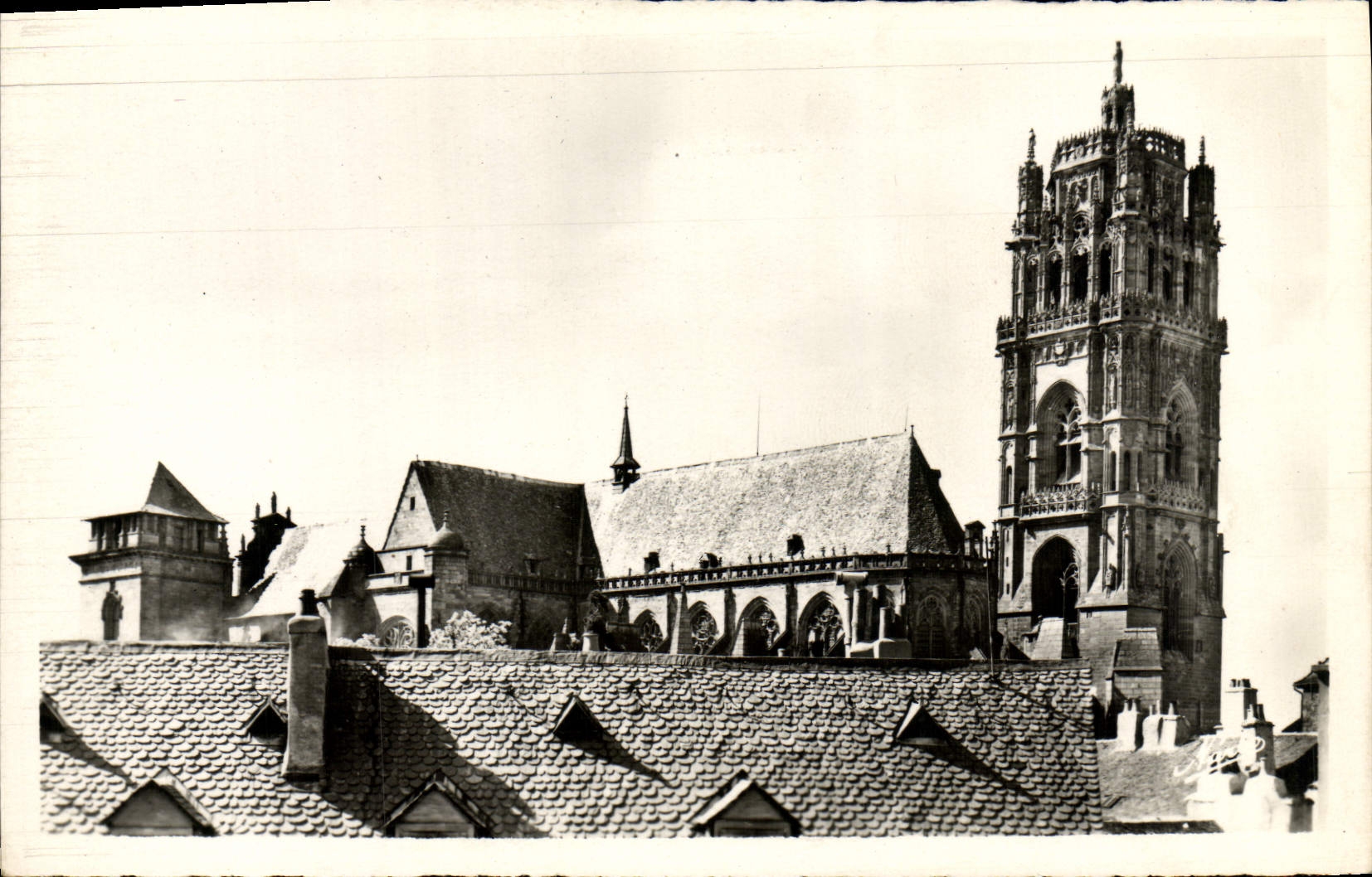 CPA Rodez La Cathedrale emergeant des toits 