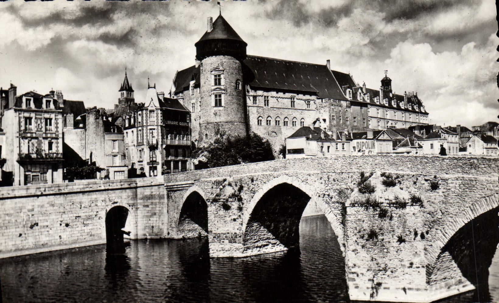POSTAL MODERNA Laval el puente viejo y el castillo