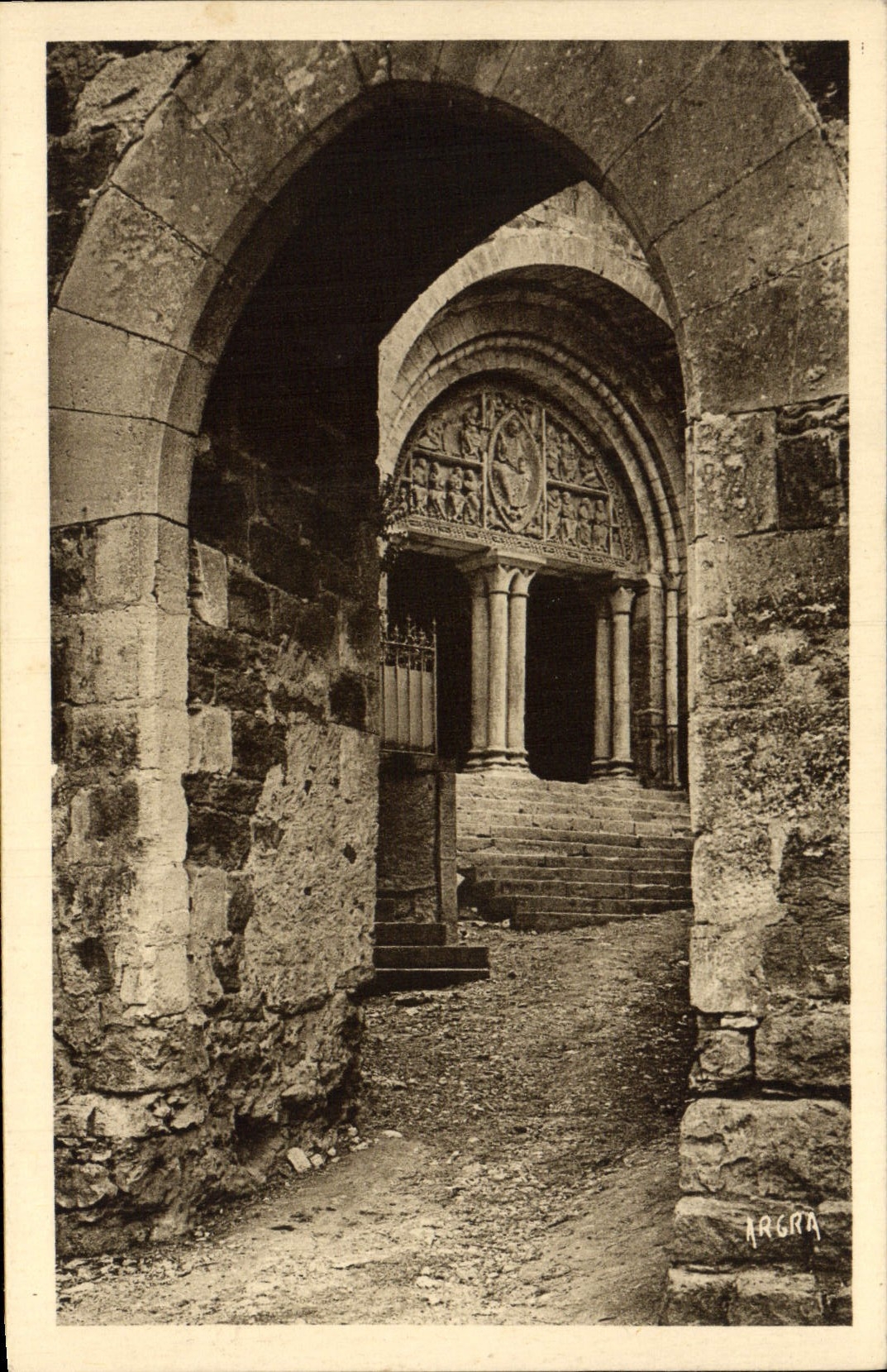 VINTAGE POSTCARD Carennac Carries fortifiee and Entree of the Church
