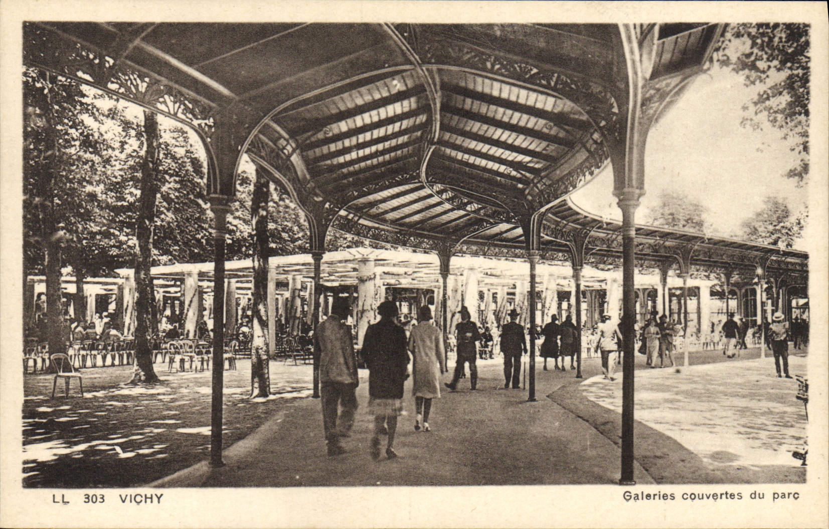 CPA Vichy Galeries Couvertes du Parc 