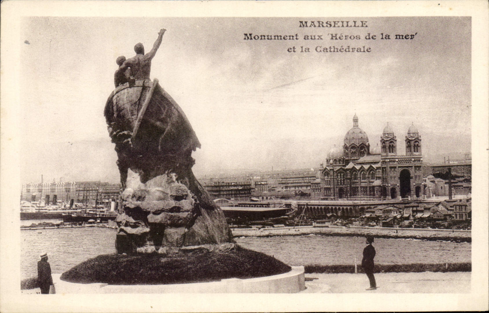 CPA Marseille Monument aux Heros de la mer et la Cathedrale