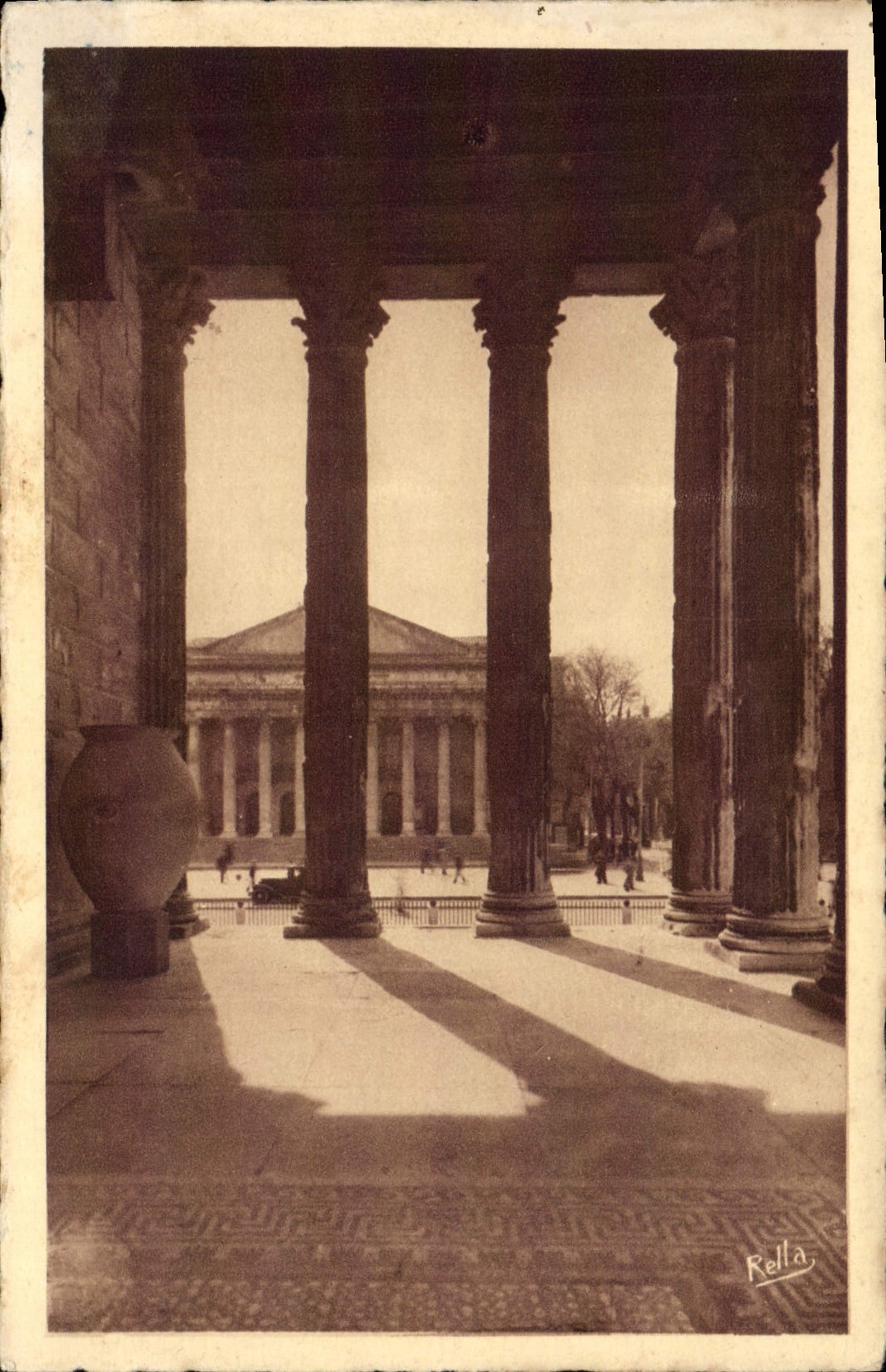 CPA Nimes Le Theatre Vu Du Peristyle De La Maison Carree