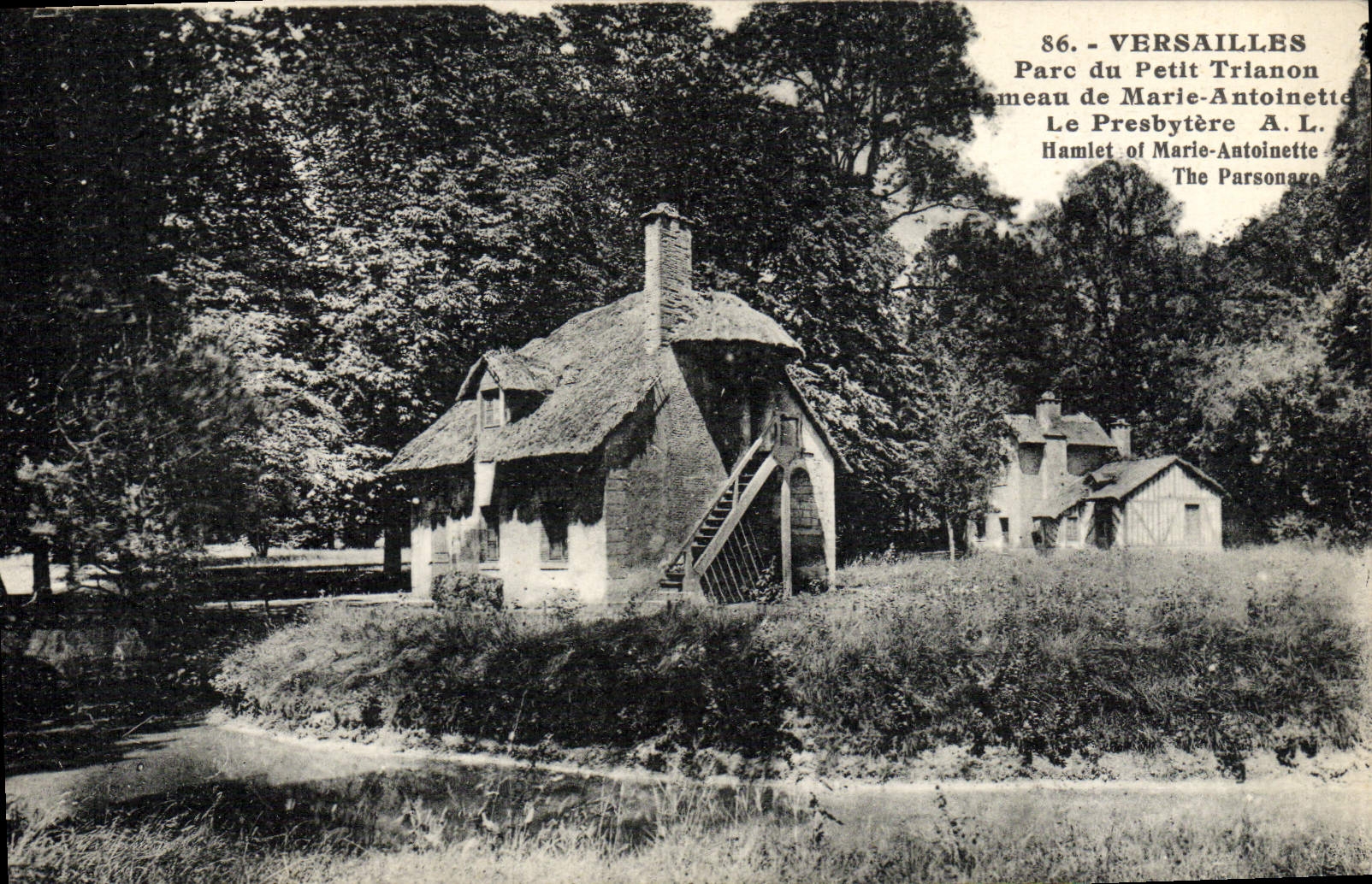 CPA Versailles Parc Du Petit Trianon Hameau de Marie Antoinette le presbytere