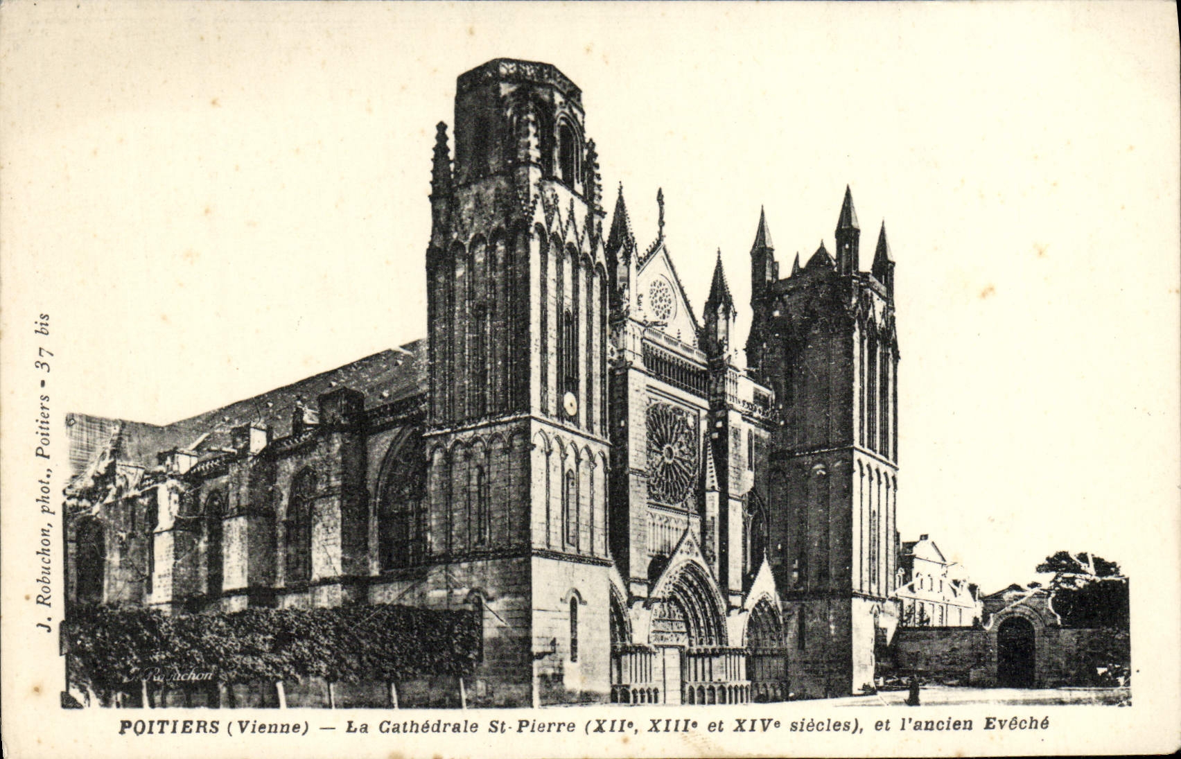 CPA Poitiers La Cathedrale St Pierre et l'ancien eveche