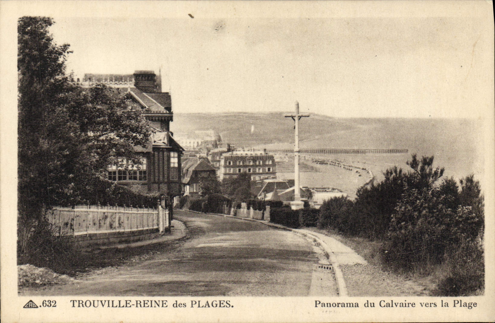 CPA Trouville Reine Des Plages Panorama du chateau vers la plage