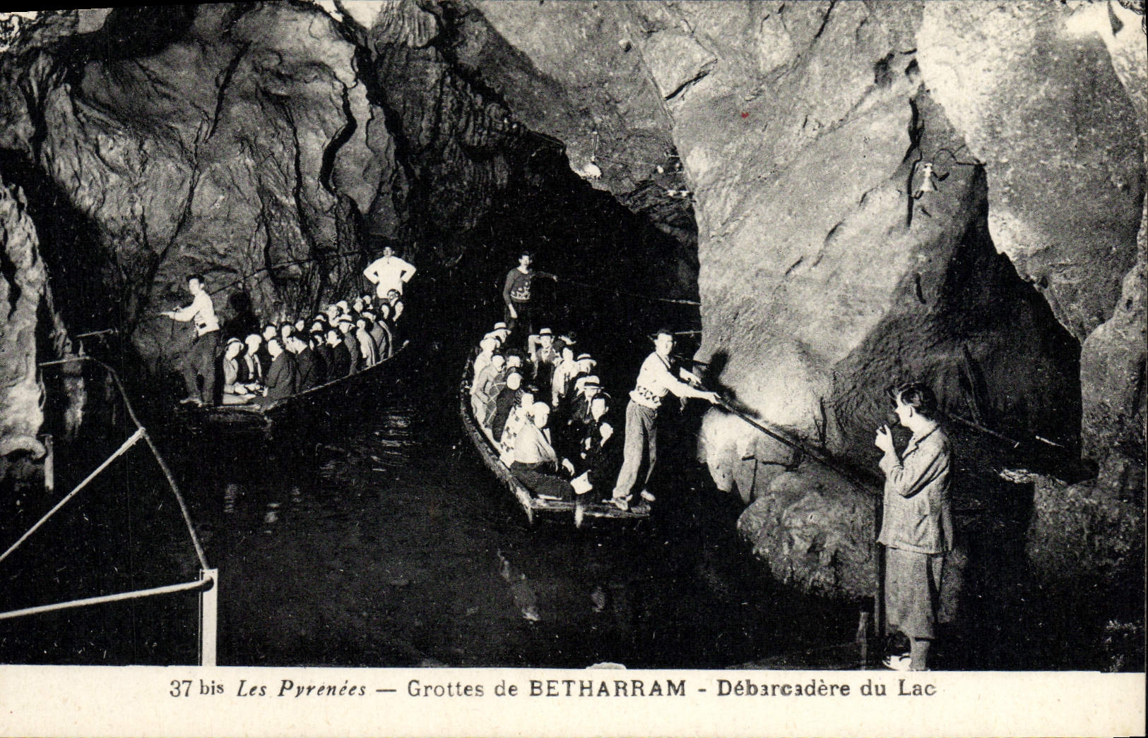 VINTAGE POSTCARD Betharram Unloading dock Of the Lake Caves