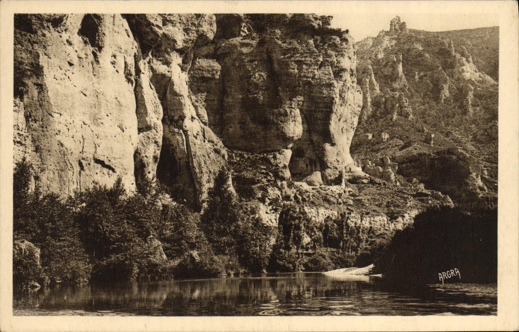 CPA Gorges Du Tarn Les Falaises Caleaires Du Cirque Des Baumes
