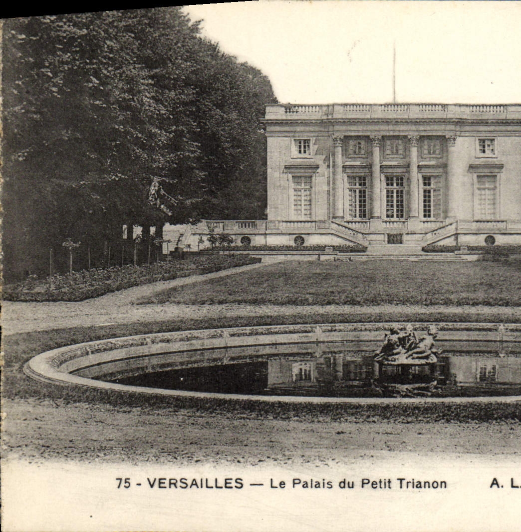 CPA Versailles Le Palais Du Petit Trianon