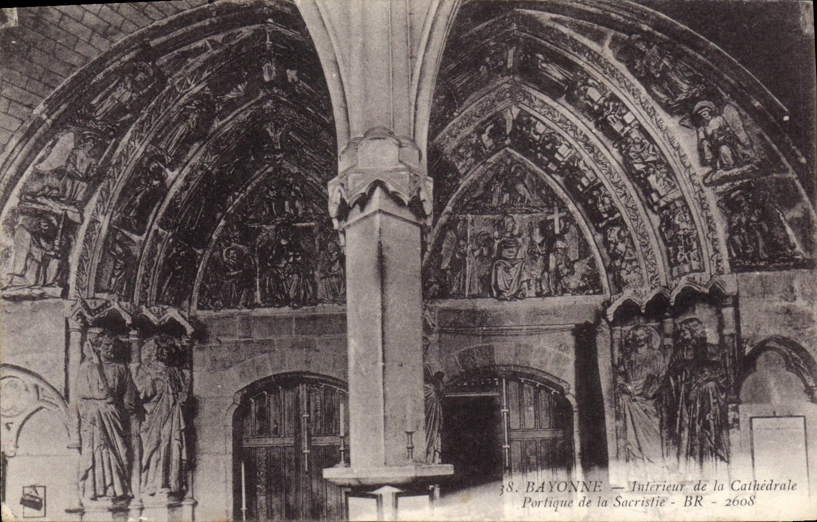 CPA Bayonne Interieur De La Cathedrale Portique de la sacristie