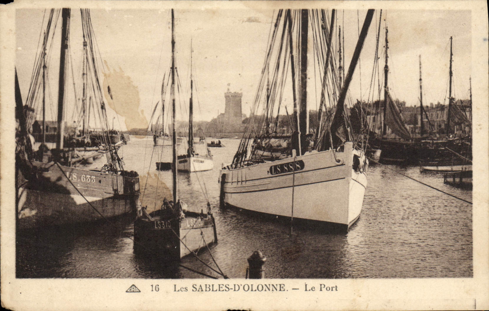 POSTAL de la VENDIMIA Sables d'Olonne el barco portuario