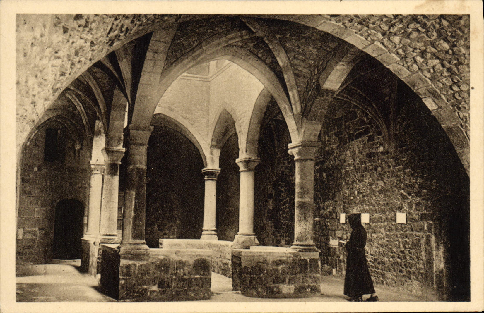 El interior de Abbaye De Lerins Ile Saint Honorat Cloitre de la POSTAL de la VENDIMIA del monasterio consolida
