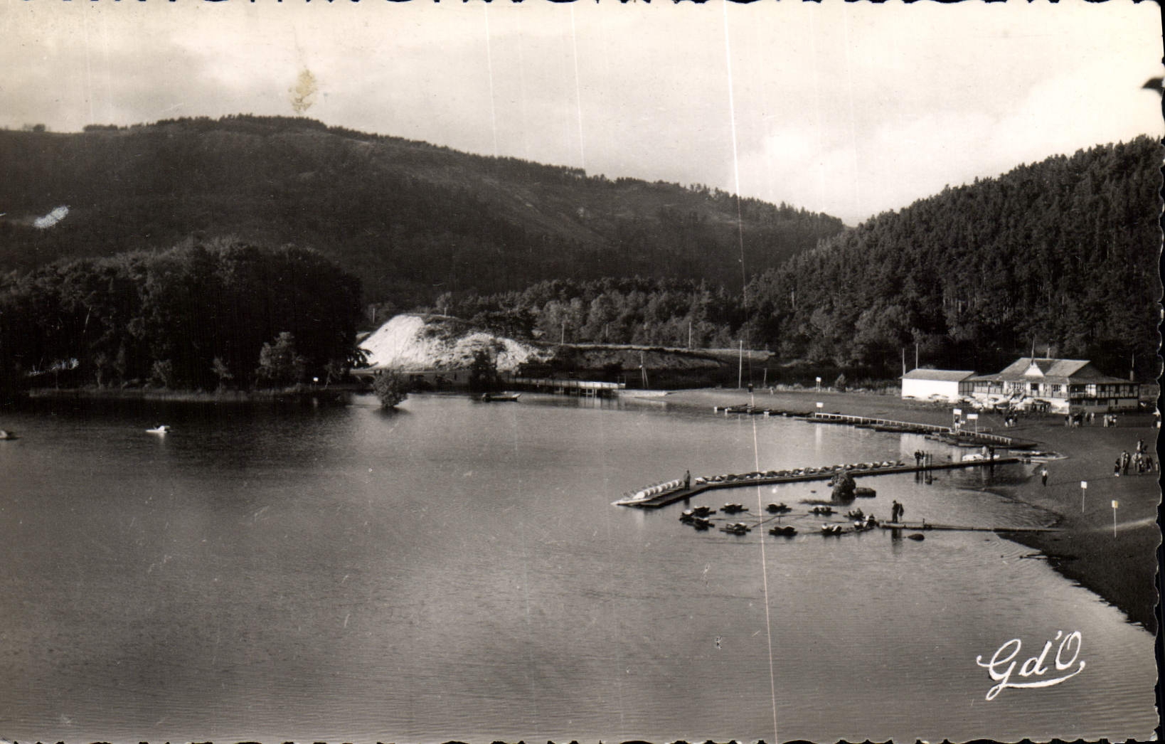CPM L'Auvergne Plage Du Lac Chambon Natation Barques pedalos et peche