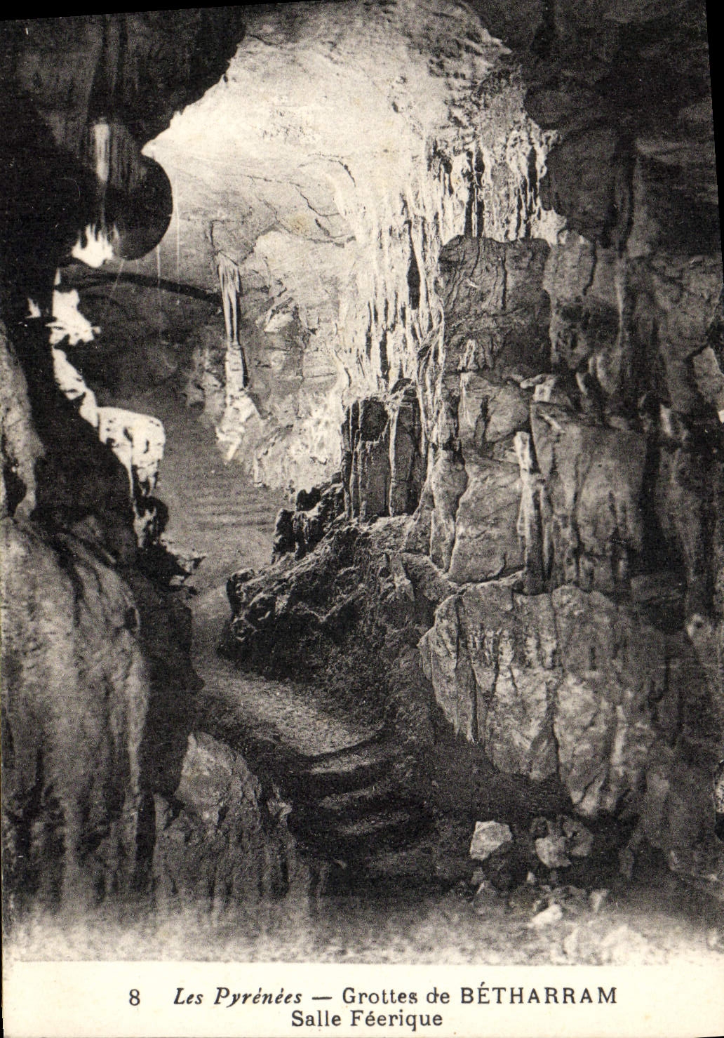 VINTAGE POSTCARD the Pyrenees Caves De Fairy-like Betharram Room