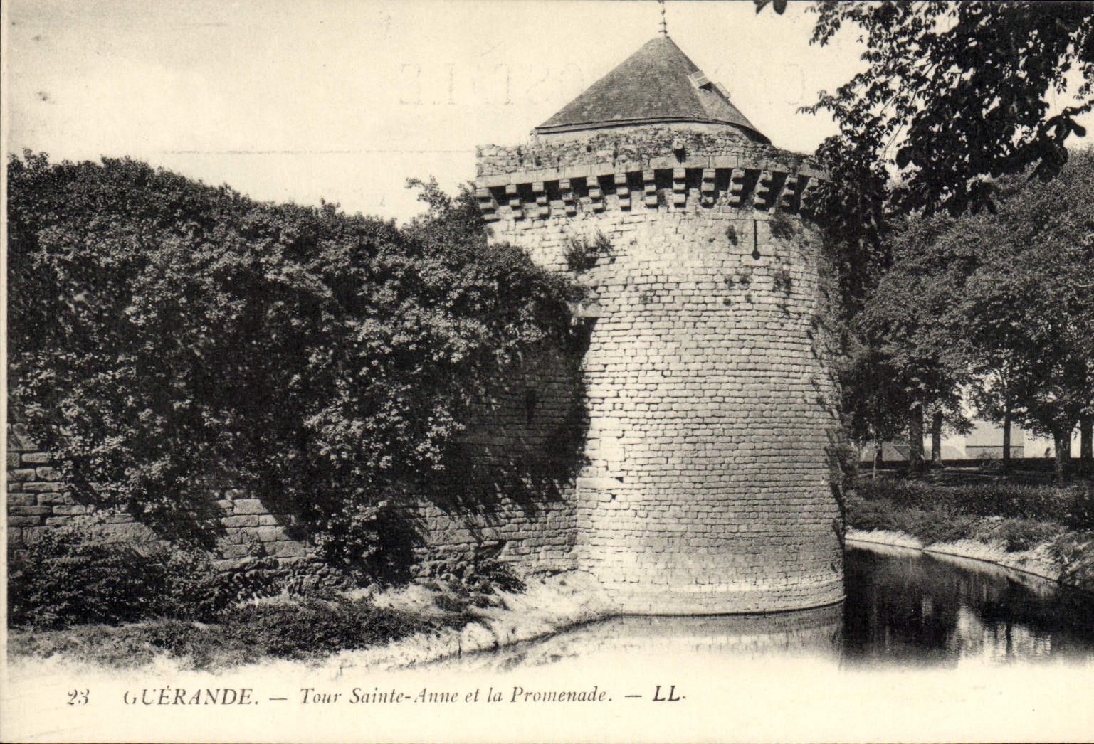 CPA Guerande Tour Sainte Anne Et La Promenade