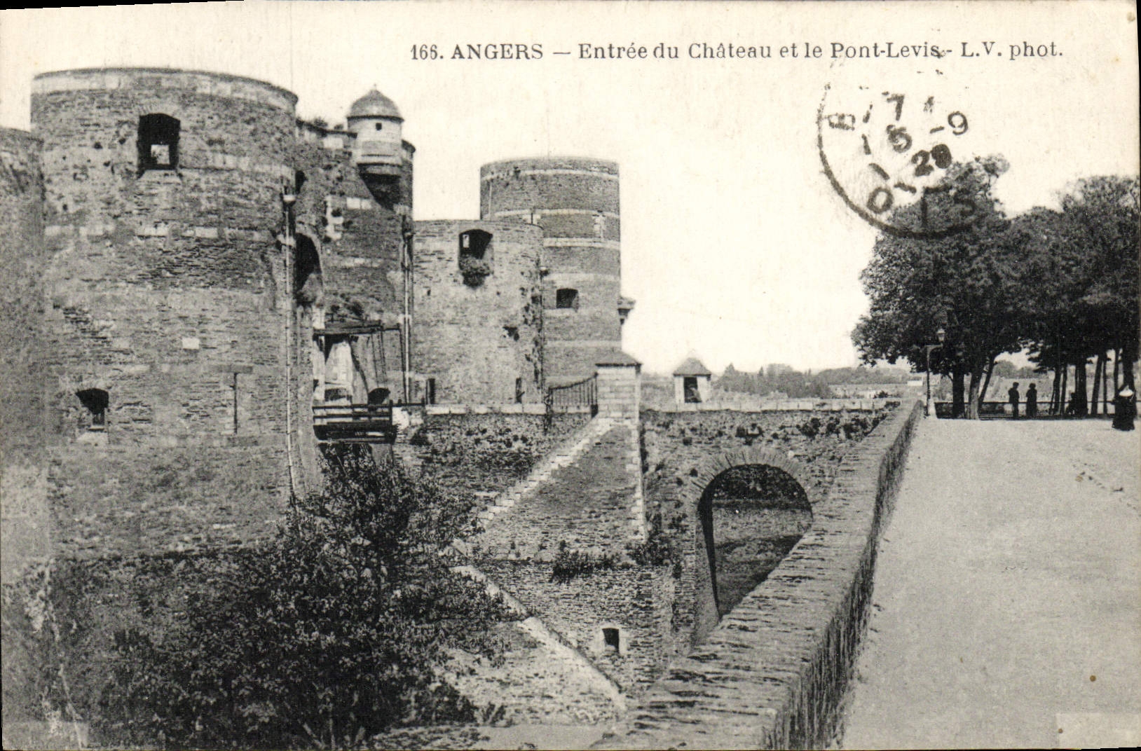 La POSTAL de la VENDIMIA encoleriza entrado del castillo y del puente de Levis