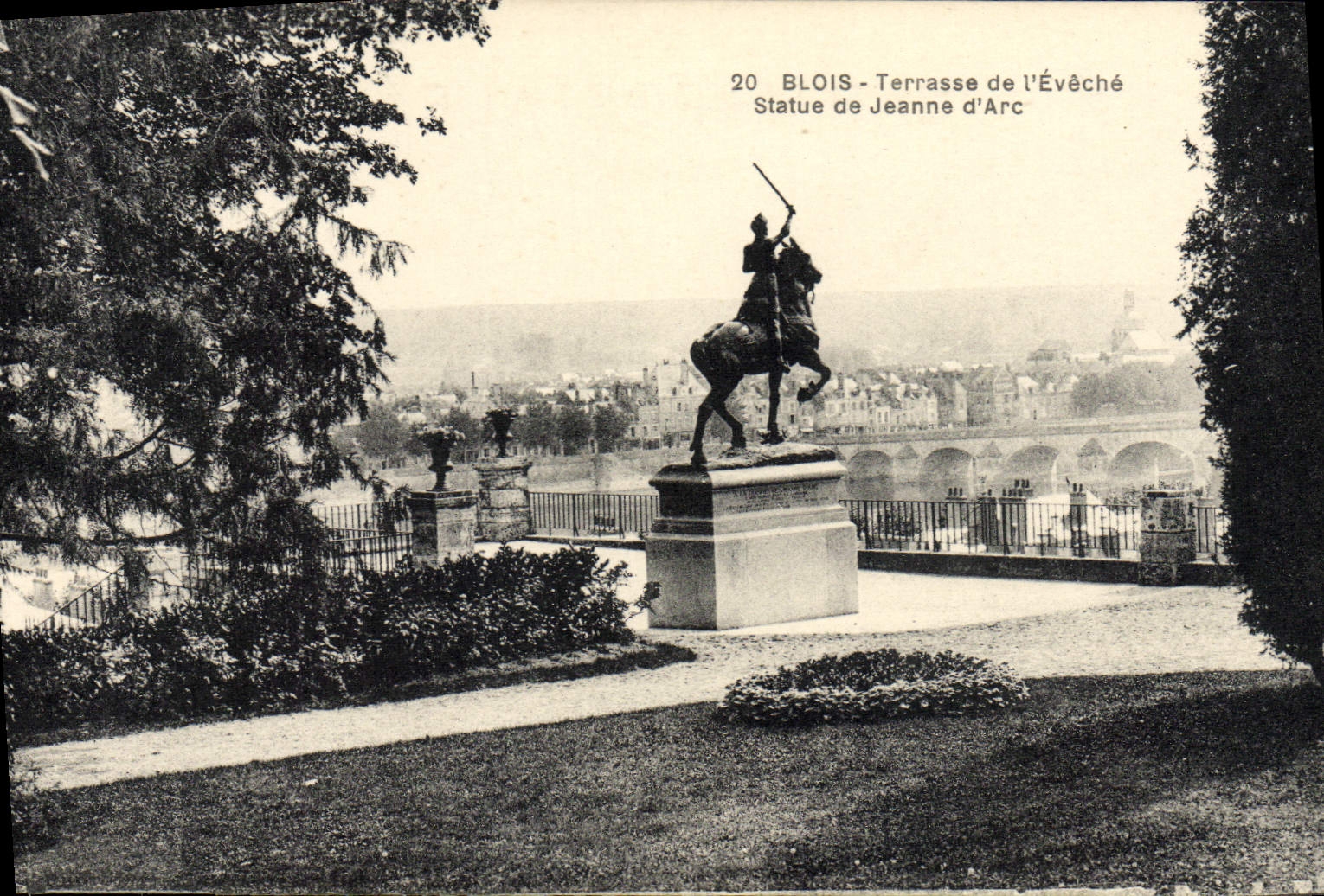 CPA Blois Terrasse De I'Eveche Statue De Jeanne D'Arc