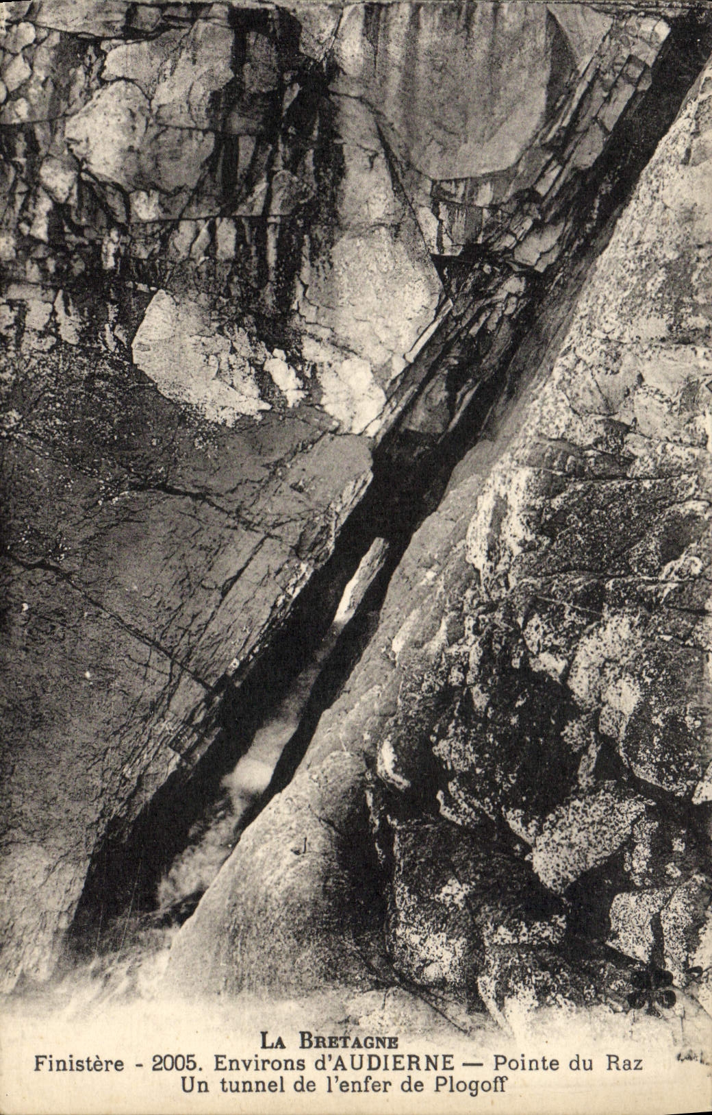 CPA La Bretagne Pointe Du Raz Un tunnel de l'enfer de Plogoff
