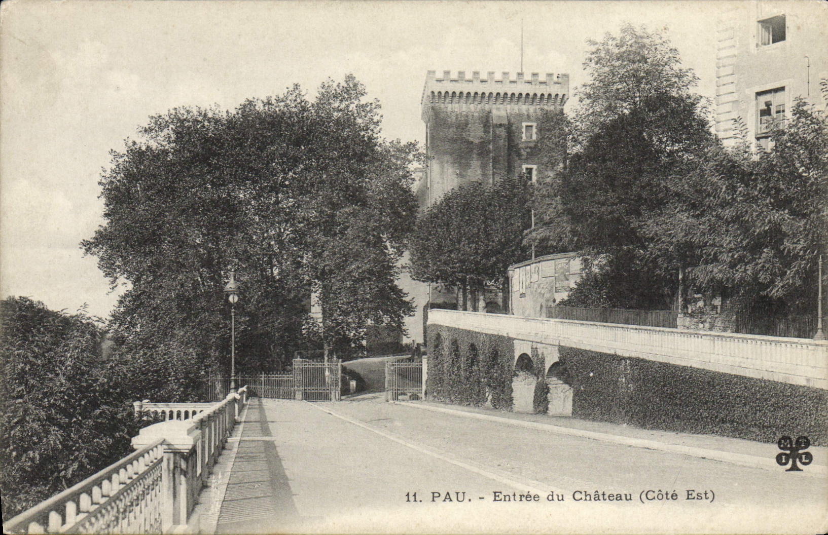 CPA Pau Entree Du Chateau