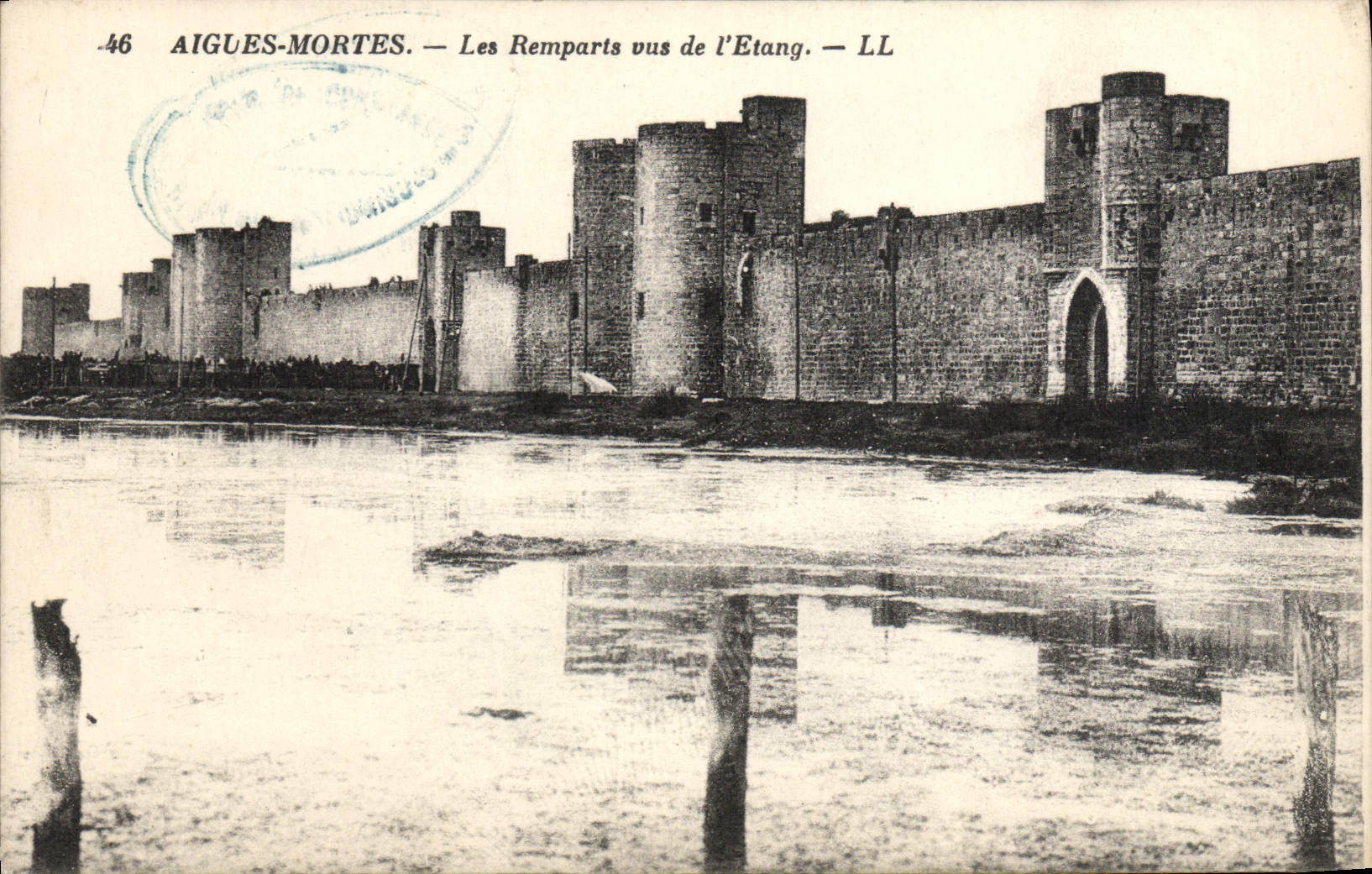 CPA Aigues Mortes Les Remparts Vus De I'Etang