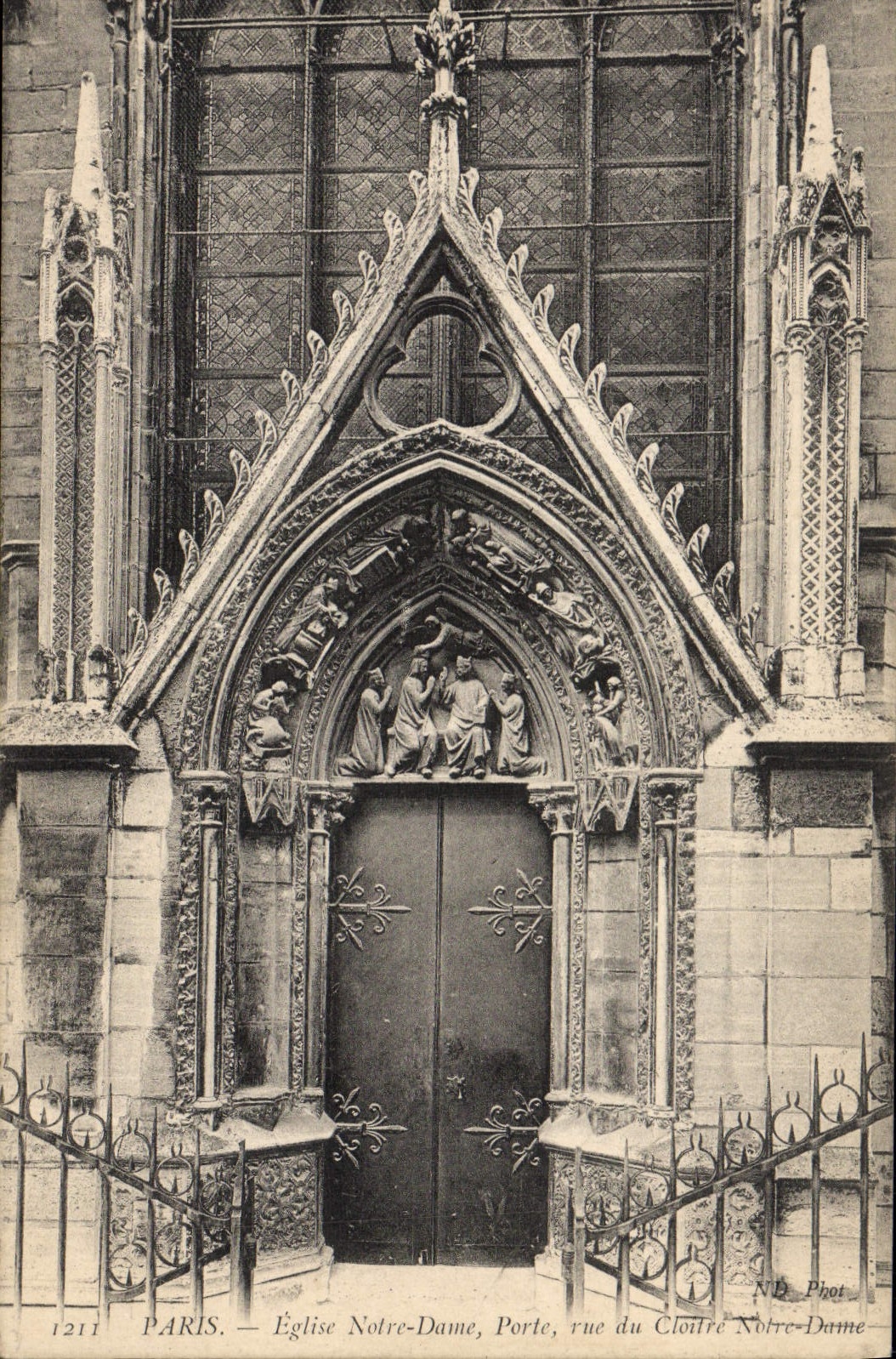 VINTAGE POSTCARD Paris Eglise Notre Dame Carries Street Of the Notre Dame Cloister