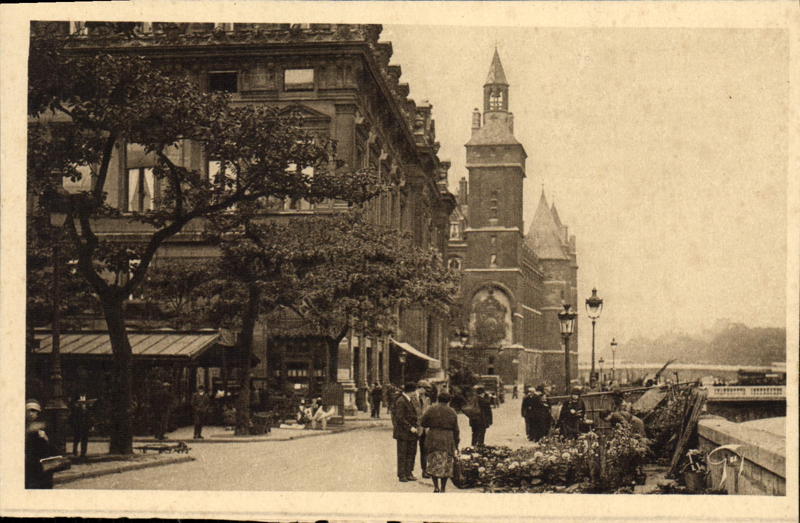Mercado de París de la POSTAL de la VENDIMIA con las flores y la torre del reloj